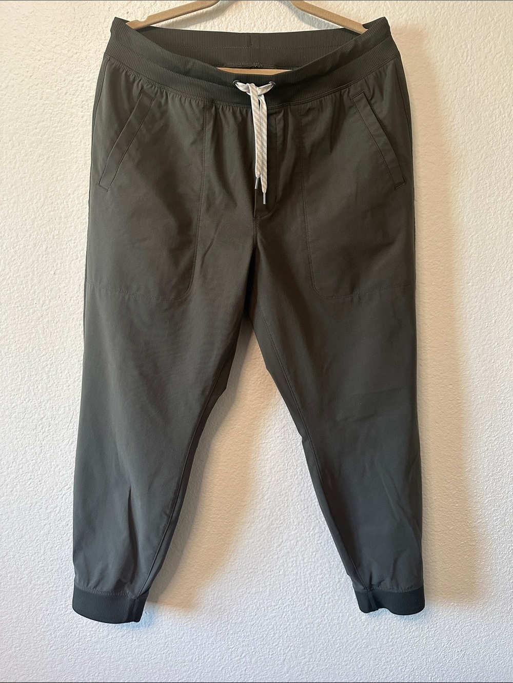 Vuori Olive Jogger Pants with Drawstring